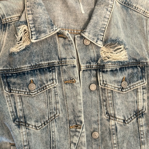 Free People NWT 🤩 Rare distressed Jean Jacket - Picture 6 of 7